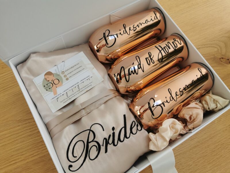 Make your bridal party feel extra special with these beautiful, customis gift boxes! Each gift box features custom bridesmaid names on bags, making them a special keepsake for your friends. Whether you want to surprise them the morning of your big day or use them as a bridesmaid proposal, these personalised bags are a heartfelt touch. The best part? You have plenty of space to add your own items, like mini bubbles, a piece of jewellery, or a personalised card. However, even on its own, the gift box can be used as a thoughtful and complete gift on it’s own. Not to mention, the items are all non-perishable, allowing you to purchase them once you’re engaged and set them aside until the perfect time.
